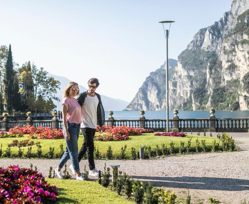 die Vorteile von Sonderangeboten oder Urlaubspaketen nutzen, um Geld zu sparen