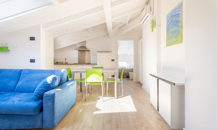 Zwei-Zimmer-Dachgeschosswohnung - Zwei-Zimmer-Dachgeschosswohnung