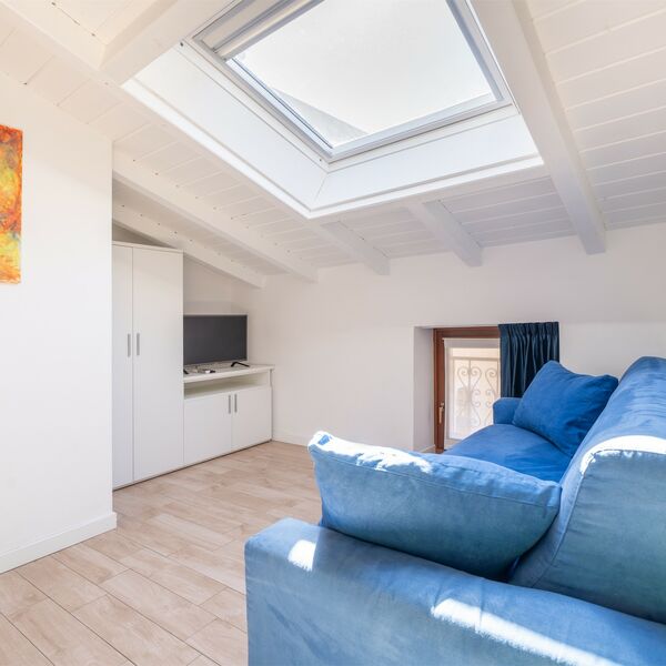 Zwei-Zimmer-Dachgeschosswohnung - Zwei-Zimmer-Dachgeschosswohnung