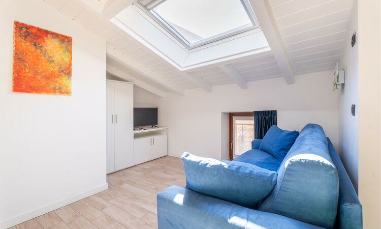 Zwei-Zimmer-Dachgeschosswohnung - Zwei-Zimmer-Dachgeschosswohnung