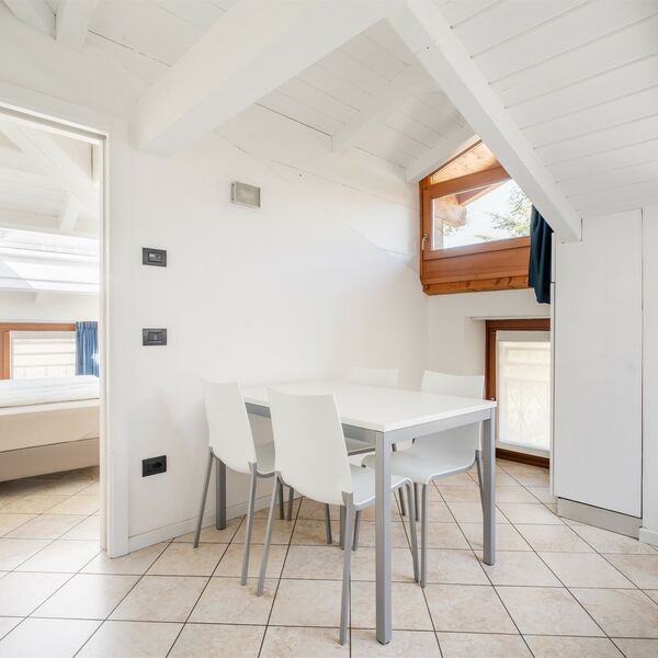 Zwei-Zimmer-Dachgeschosswohnung - Zwei-Zimmer-Dachgeschosswohnung
