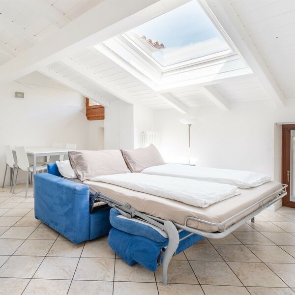 Zwei-Zimmer-Dachgeschosswohnung - Zwei-Zimmer-Dachgeschosswohnung