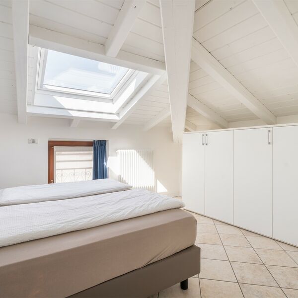 Zwei-Zimmer-Dachgeschosswohnung - Zwei-Zimmer-Dachgeschosswohnung