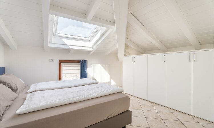 Zwei-Zimmer-Dachgeschosswohnung - Zwei-Zimmer-Dachgeschosswohnung