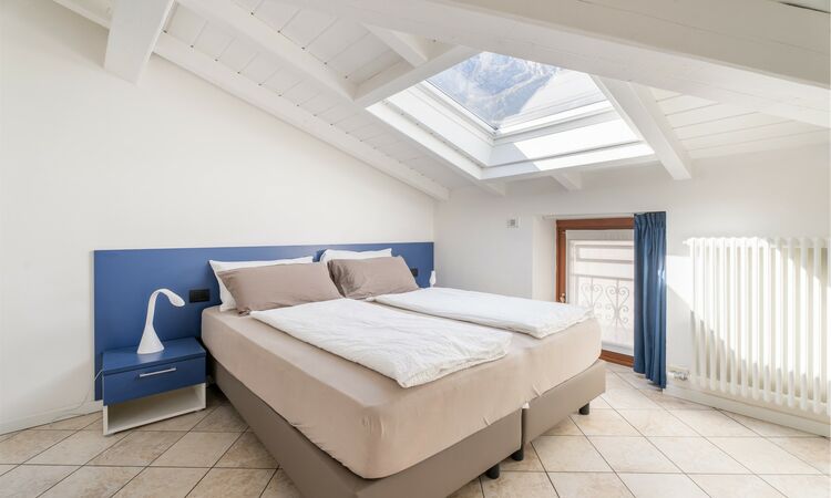 Zwei-Zimmer-Dachgeschosswohnung - Zwei-Zimmer-Dachgeschosswohnung