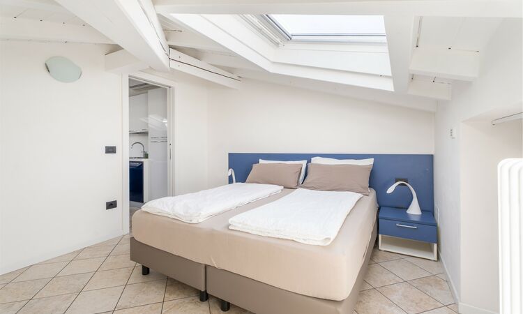 Zwei-Zimmer-Dachgeschosswohnung - Zwei-Zimmer-Dachgeschosswohnung