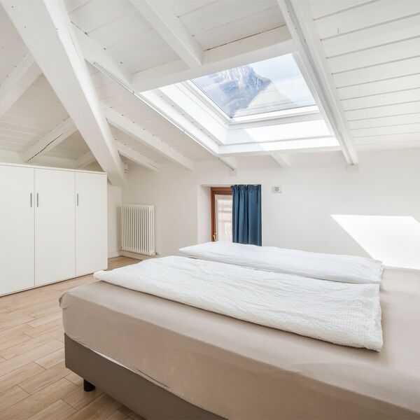 Zwei-Zimmer-Dachgeschosswohnung - Zwei-Zimmer-Dachgeschosswohnung