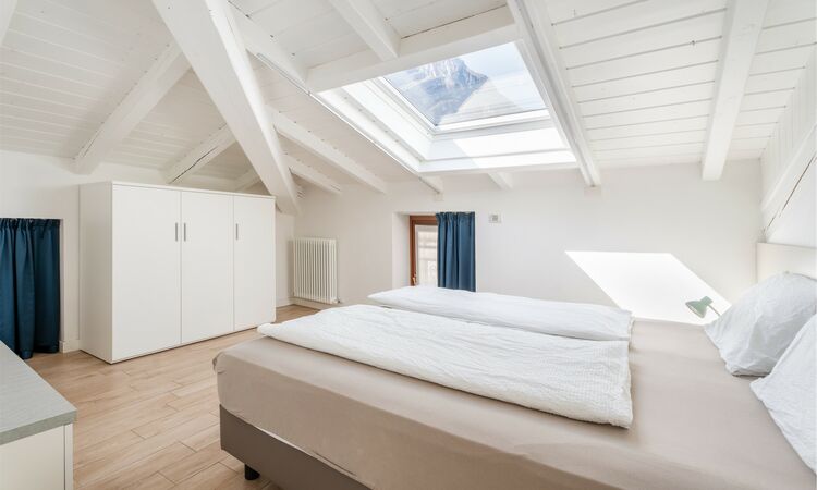 Zwei-Zimmer-Dachgeschosswohnung - Zwei-Zimmer-Dachgeschosswohnung