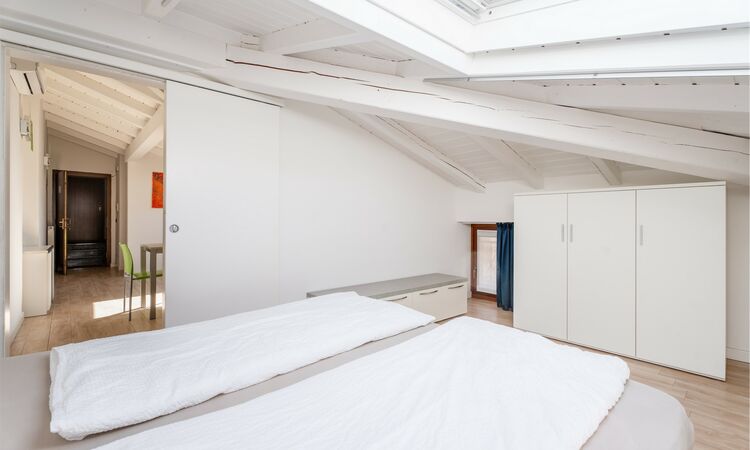 Zwei-Zimmer-Dachgeschosswohnung - Zwei-Zimmer-Dachgeschosswohnung