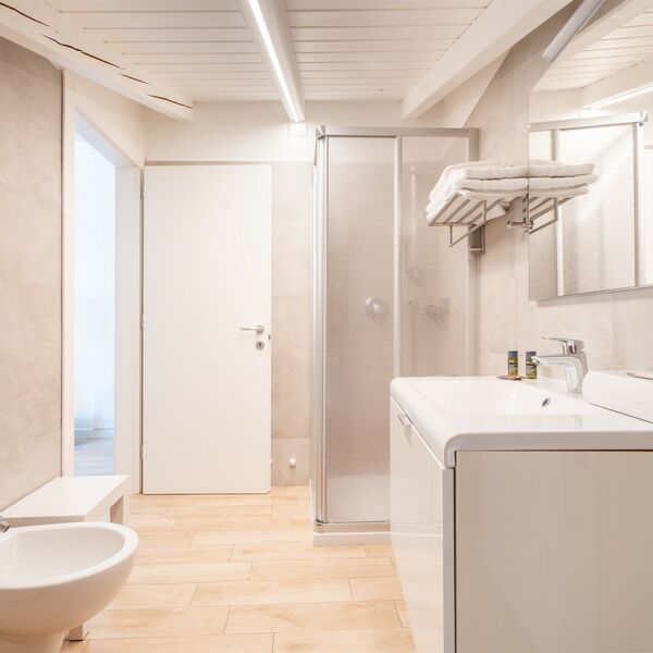 Zwei-Zimmer-Dachgeschosswohnung - Zwei-Zimmer-Dachgeschosswohnung